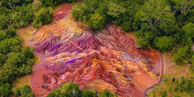 Visit chamarel 7 coloured earth (1)